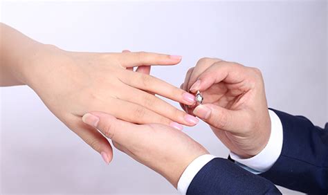 婚戒戴哪個手指,婚戒戴哪個手指男方縮略圖