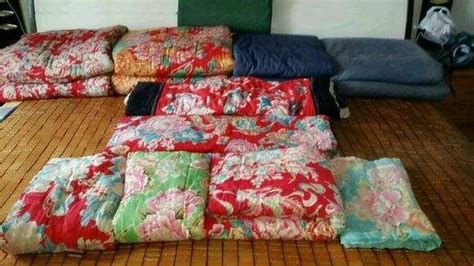 大紅花綢緞結(jié)婚被子圖(大紅花綢緞被子)縮略圖