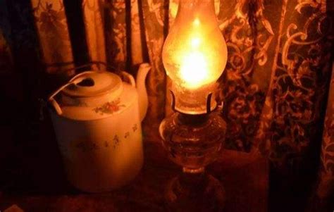 煤油燈的發(fā)明者是誰(shuí),煤油燈的發(fā)明者是誰(shuí),十萬(wàn)個(gè)為什么縮略圖