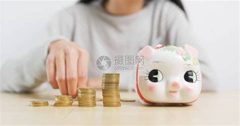 存錢罐放在家里什么地方最聚財(cái),存錢罐放在客廳哪個(gè)位置旺財(cái)縮略圖