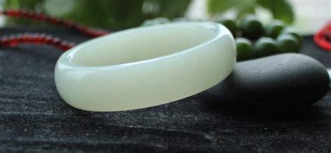 玉手鐲多少錢的是正品(玉手鐲多少錢的是正品一)縮略圖