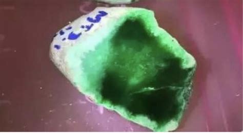 緬甸翡翠原石(緬甸翡翠原石礦區)縮略圖