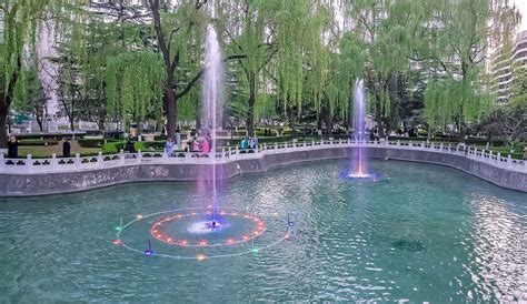 噴泉水下彩燈(噴泉水下彩燈價(jià)格)縮略圖
